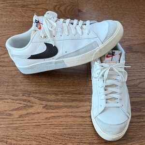 Nike White and Black blazer Low 77 Sneakers - 10.5